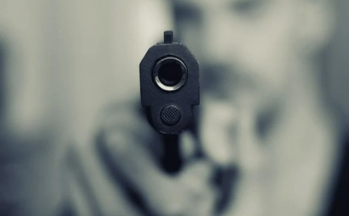 Criminoso invade casa, morador reage e é baleado dentro da residência em MG