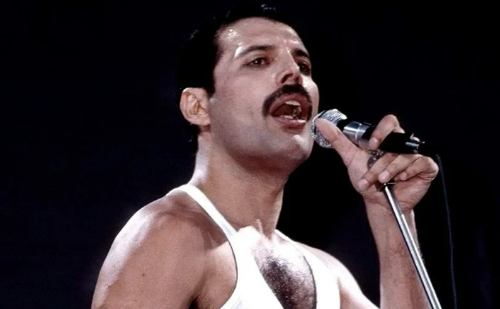 Filha de Freddie Mercury vive no anonimato e foi fruto de relação com esposa de amigo, diz biografia