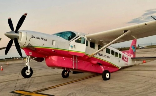 Durante embarque, avião da Azul encosta cauda na pista em Viracopos
