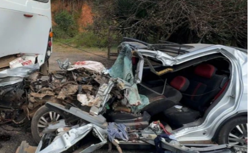 Acidente grave na BR-040: duas pessoas morrem após carro atingir ônibus parado