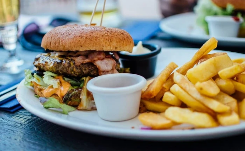 Alimentação desequilibrada favorece casos persistentes de depressão, aponta estudo