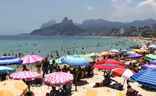 Prefeito do Rio recua e libera música ao vivo, garrafa de vidro e nomes em barracas na orla