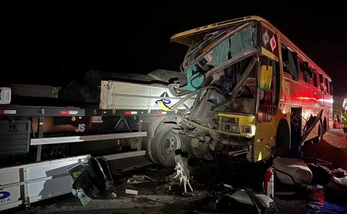 Colisão entre ônibus e carreta de empresa de Ipatinga deixa quatro feridos em MG