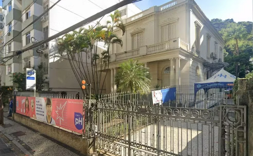 Alunos são afastados por cobrar 'pedágio' para uso de banheiro em escola do Rio
