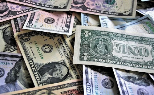 Dólar dispara com incerteza sobre IOF e se aproxima de R$ 5,70