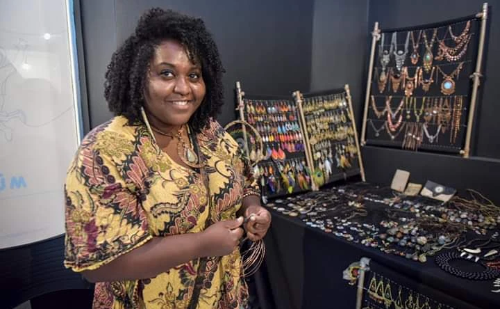 Ipatinga recebe feira cultural gratuita com biojoias e arte no Bom Jardim