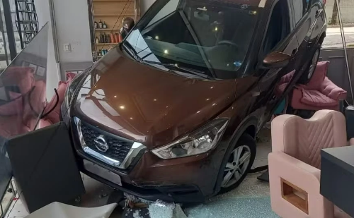 Salão de beleza é destruído após carro invadir fachada em Sorocaba