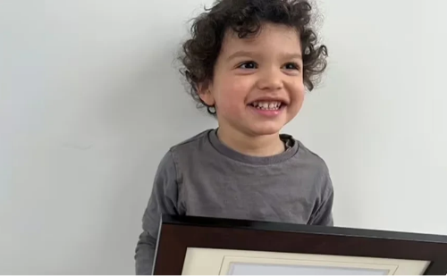 Criança superdotada de 2 anos entra para a Mensa após ler livro inteiro e contar em 5 idiomas