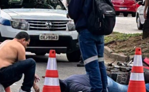 Motociclista sofre queda e capacete se solta durante acidente em Timóteo