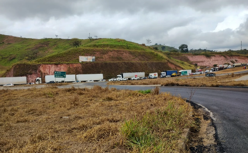 Obras de pintura causam lentidão na BR-381