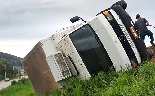 Caminhão baú tomba na BR-381 em Timóteo e causa lentidão no trânsito