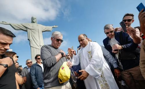 Ancelotti visita Cristo Redentor e recebe bênção especial