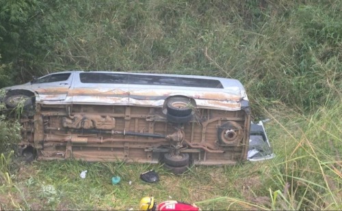 Van com 16 familiares capota na BR-381 ao voltarem de velório