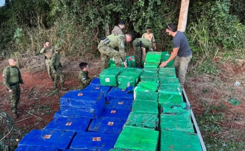 Fardos da droga estavam escondidos em região rural; mais de 8 toneladas de maconha são apreendidas no Paraná
