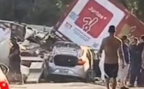 Acidente com quatro veículos interdita BR-381 próximo ao Vale do Aço; veja vídeo