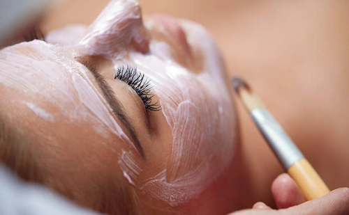 Estética facial lidera crescimento e movimenta bilhões no setor da beleza