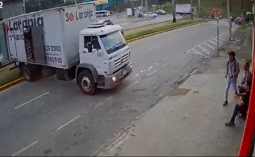 Vídeo: caminhão desgovernado invade avenida e quase atinge jovens em Ipatinga
