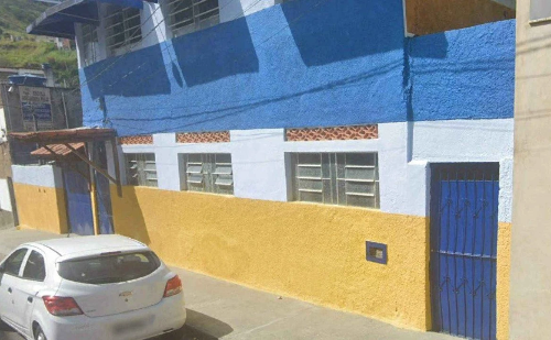 Homem em suposto surto invade escola, passa mal e morre em MG