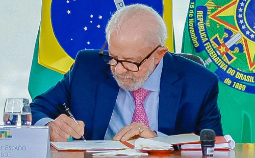 Lula confirma reajuste para servidores e cria novas carreiras