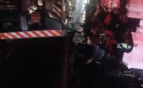 Vídeo: acidente entre carreta e caminhão causa vazamento de óleo na BR-381 em João Monlevade