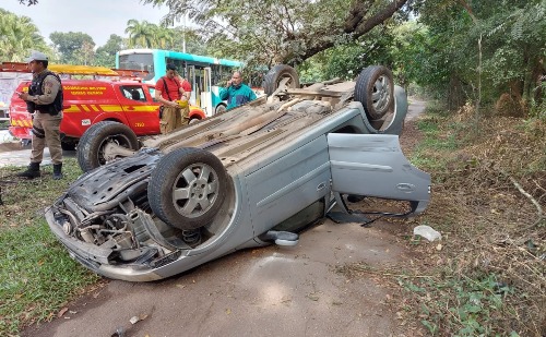 Vídeo: motorista perde controle e capota carro após ser fechada por outro veículo em Ipatinga