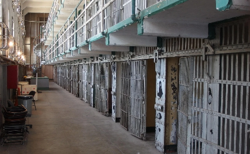 Greve de fome em presídio de MG expõe denúncias de abusos e comida azeda