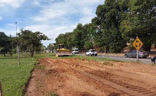 Suspensa construção de base de operacional no canteiro central da BR-381 em Ipatinga