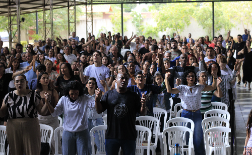 Evento católico com padre exorcista promete cura e libertação no Vale do Aço