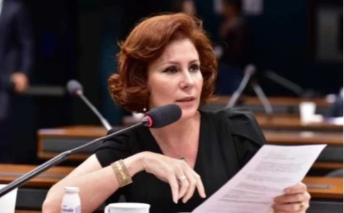 Carla Zambelli se licencia da Câmara após ordem de prisão