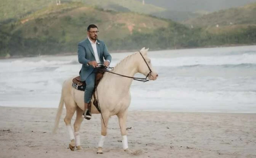Montado a cavalo, ex-lutador de MMA Rodrigo Minotauro chama atenção em casamento