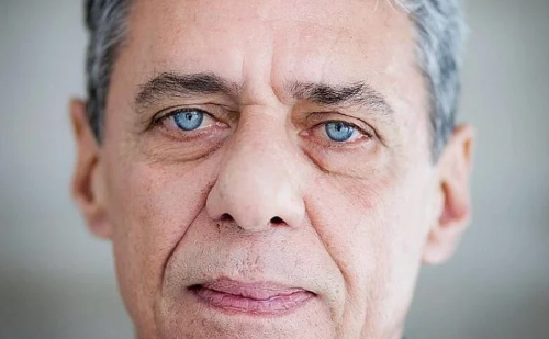 Aos 64 anos, homem move ação para reconhecer Chico Buarque como pai