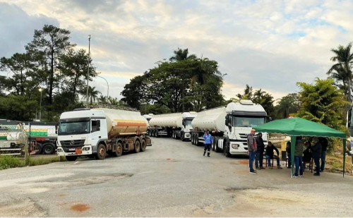Greve de caminhoneiros ameaça abastecimento em Minas Gerais