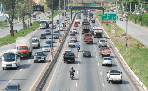 Veículos enfrentam abandono e riscos no 'novo' Anel Rodoviário de BH
