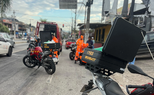 Motociclista fica ferido após colisão com carro em avenida movimentada de Fabriciano