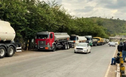 Paralisação de caminhoneiros chega ao fim após acordo com Vibra Energia