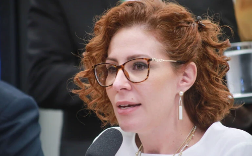 Carla Zambelli diz que se entregará à Justiça da Itália