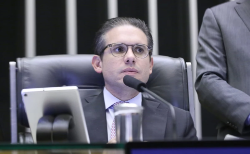 Projeto da Câmara propõe acúmulo de aposentadoria e salário para deputados