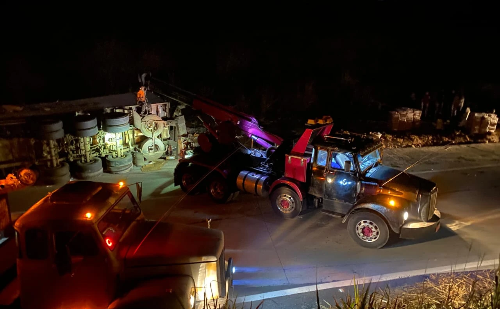 Carreta carregada com frango e que tombou na BR-381 em Antônio Dias seguia para Ipatinga