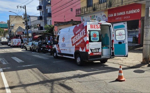 Motociclista fica ferido em João Monlevade após ser fechado por caminhão e colidir com carro parado