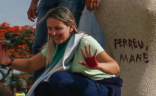 'Débora do batom' tem condenação de 14 anos mantida pelo STF após atos de 8 de janeiro