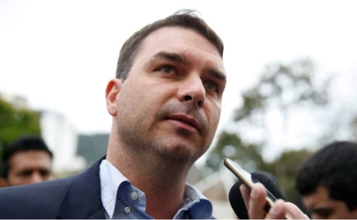Flávio Bolsonaro critica condenação de Zambelli e aponta perseguição política