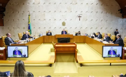 Flávio Bolsonaro minimiza fuga de Zambelli e critica condenação do STF