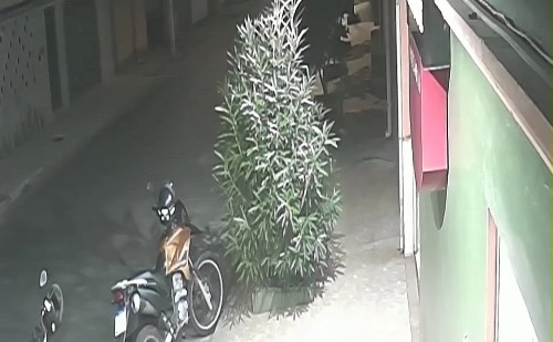 Entregador de lanches tem moto furtada em frente à pizzaria em Fabriciano; veja vídeo