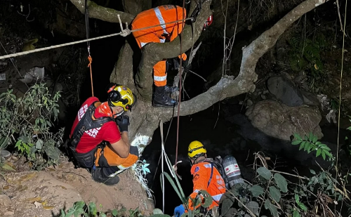 Corpo em decomposição é retirado de córrego com esgoto em Minas Gerais