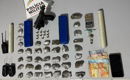 Quatro suspeitos são presos com arma e drogas em ponto de tráfico de Ipatinga
