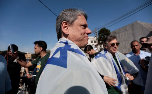 Crítica a Tarcísio por uso de bandeira de Israel gera tensão política