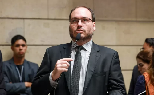 Carlos Bolsonaro e Ramagem são alvos de indiciamento por espionagem ilegal na Abin