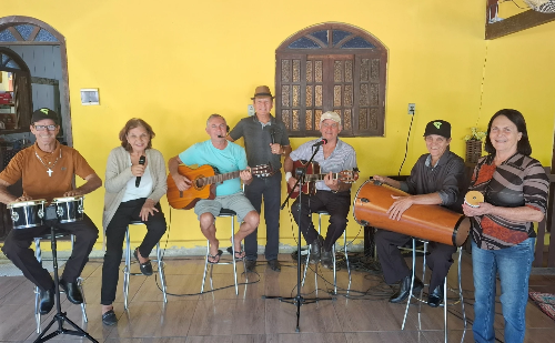 Seresta nas praças celebra amizade e música em Santana do Paraíso