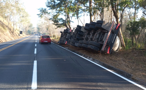 Carreta tomba na BR-381 em João Monlevade e deixa motorista ferido