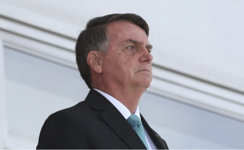 Bolsonaro mantém compromissos apesar de pneumonia viral